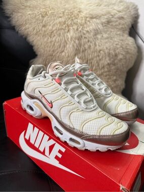 EUC Nike Air Max Plus Women’s 7.5 Bronze